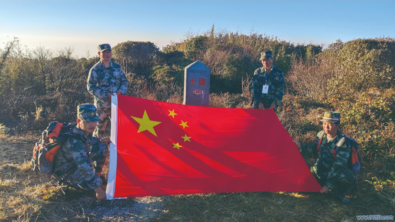 蔡新装（左二）与界务员们在“共和国1号碑”旁合影。开头：中国民族报