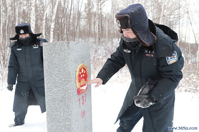 民警徐克宁清算界碑国徽上的积雪。张建鑫 摄